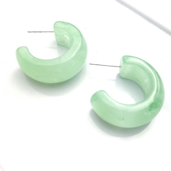 ANTHRO THE SALMA EARRING BY CASA CLARA MINT GREEN MARBLED HUGGIE CUFF HOOPS - Picture 3 of 6